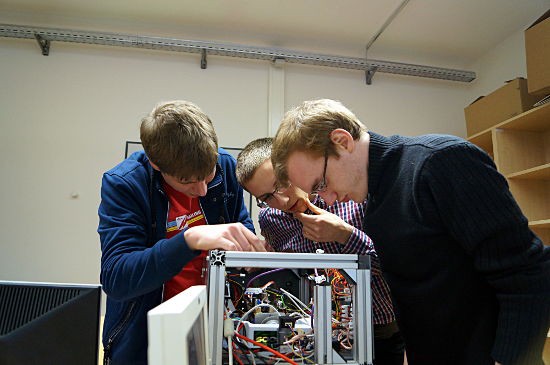 Drei Kamaros schauen in den Roboter