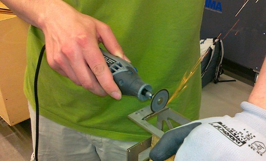 Anscheinend war ein Schlitz am Roboter etwas zu schmal weshalb dieser jetzt mit einem Dremel erweitert wird