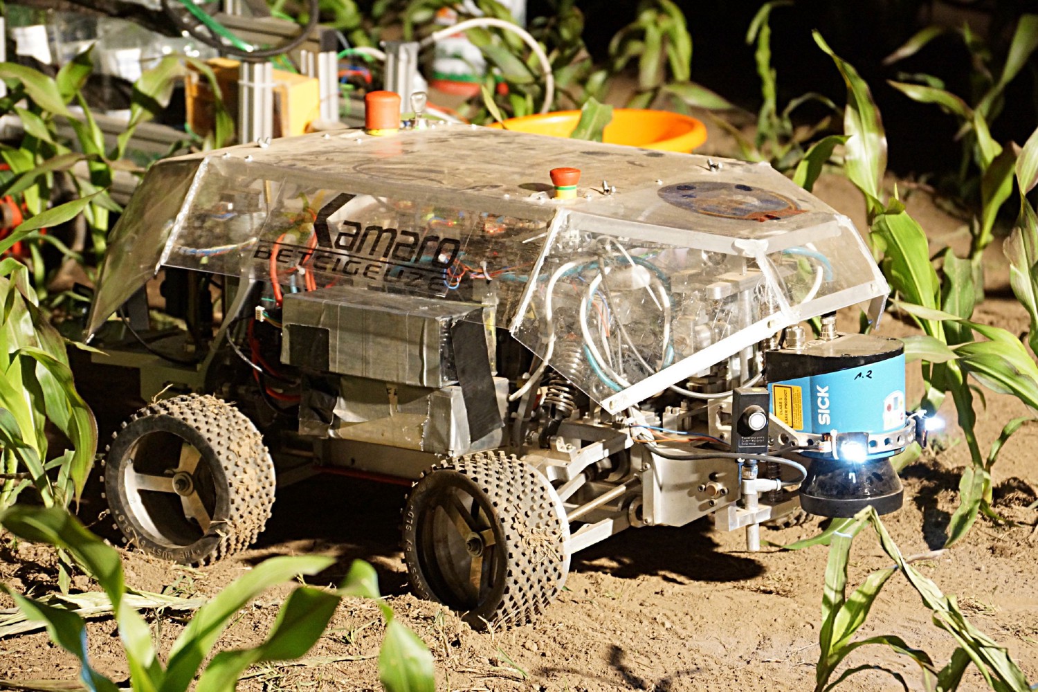 Beteigeuze bei Nacht auf dem Field Robot Event. Beleuchtet von einer sehr hellen Lichtquelle. Durch das Plexiflas Chassis kann man gut das Innenleben des Roboters sehen