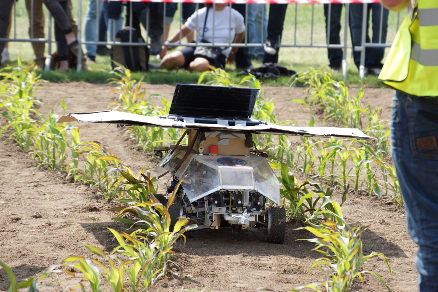 Beteigeuze fährt durch die Feldreihen