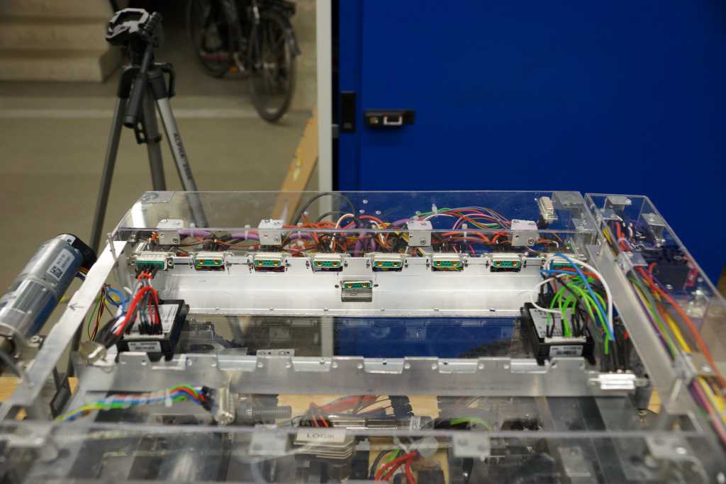 noch mehr Boxen mit Steckern und Kabeln