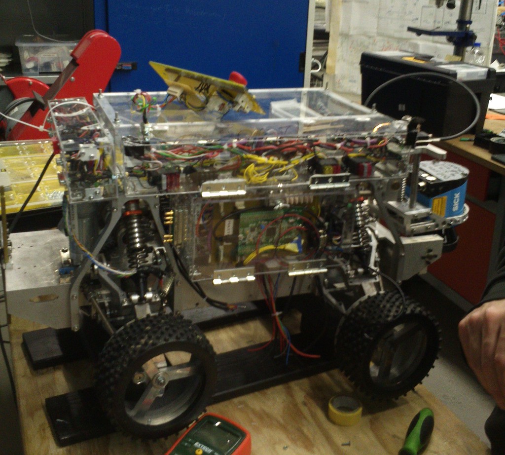 Beteigeuze aufgebockt. Die neue Verkabelung ist noch nicht fertig.