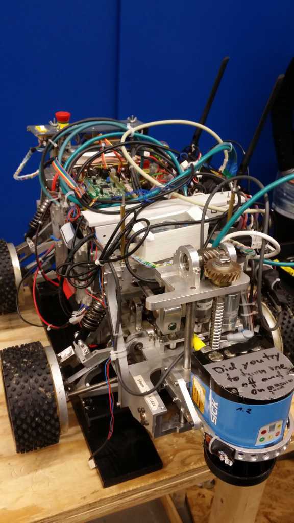 Beteigeuze mit einem großen Kabelsalat der über den ganzen Roboter wächst