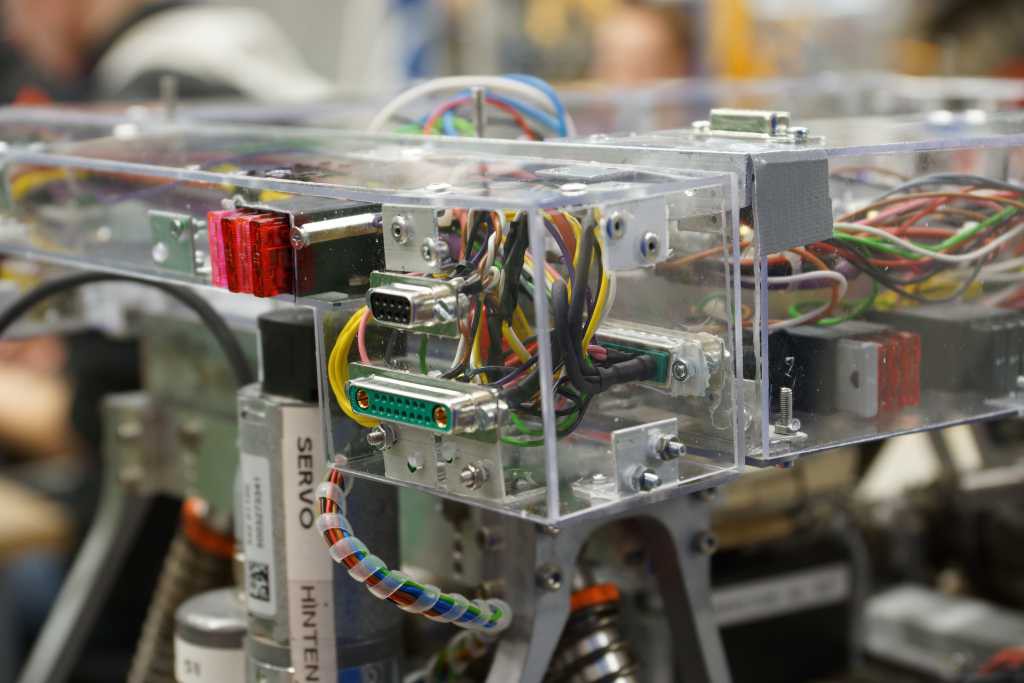 mehrere durchsichtige Boxen mit Kabeln und Steckern die miteinander verbunden sind