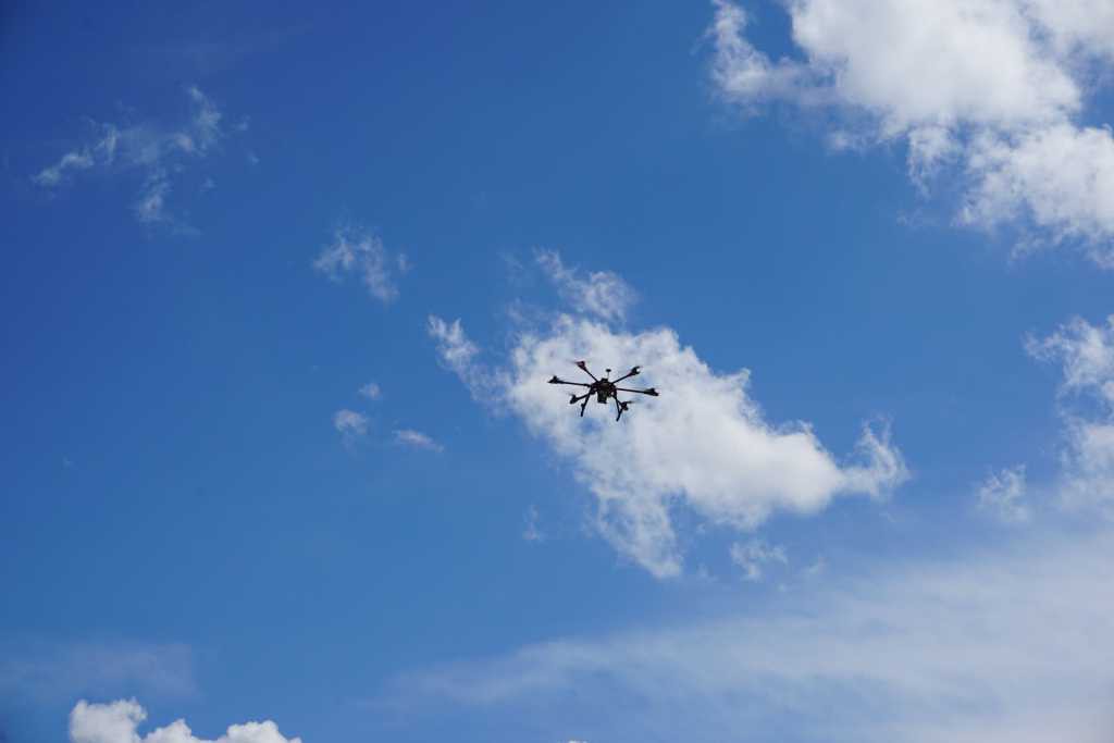 eine fliegende Drohne am Wolkenhimmel
