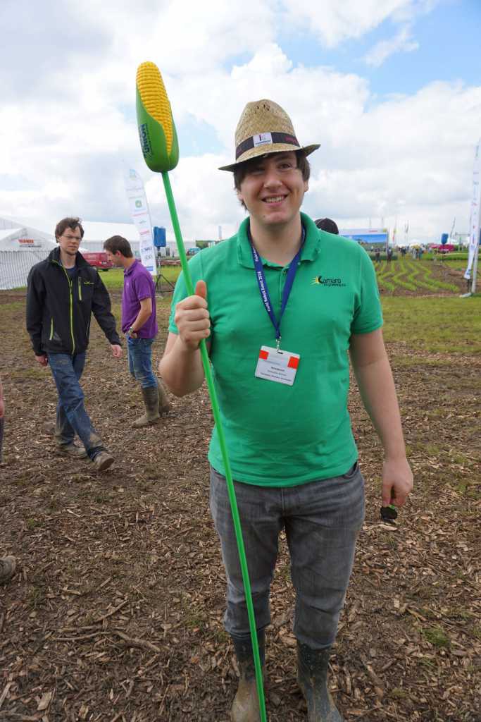 ein Kamaro trägt einen Maisstab