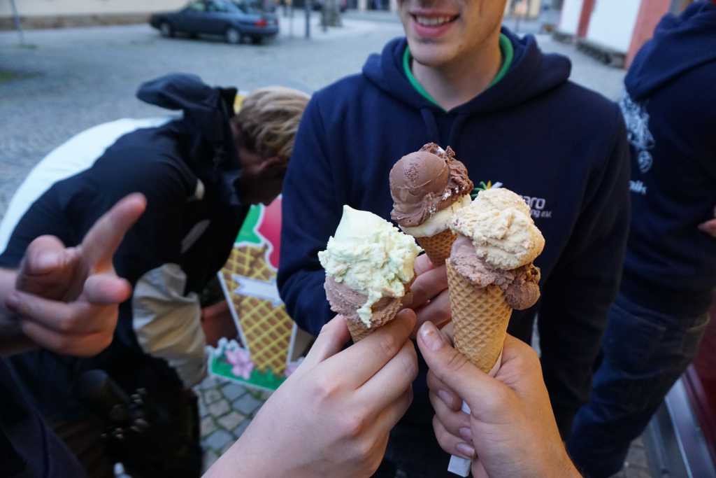 Kamaros am Eis essen
