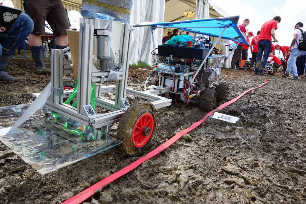 Beteigeuze im schlamm mit Regensegel und anhänger