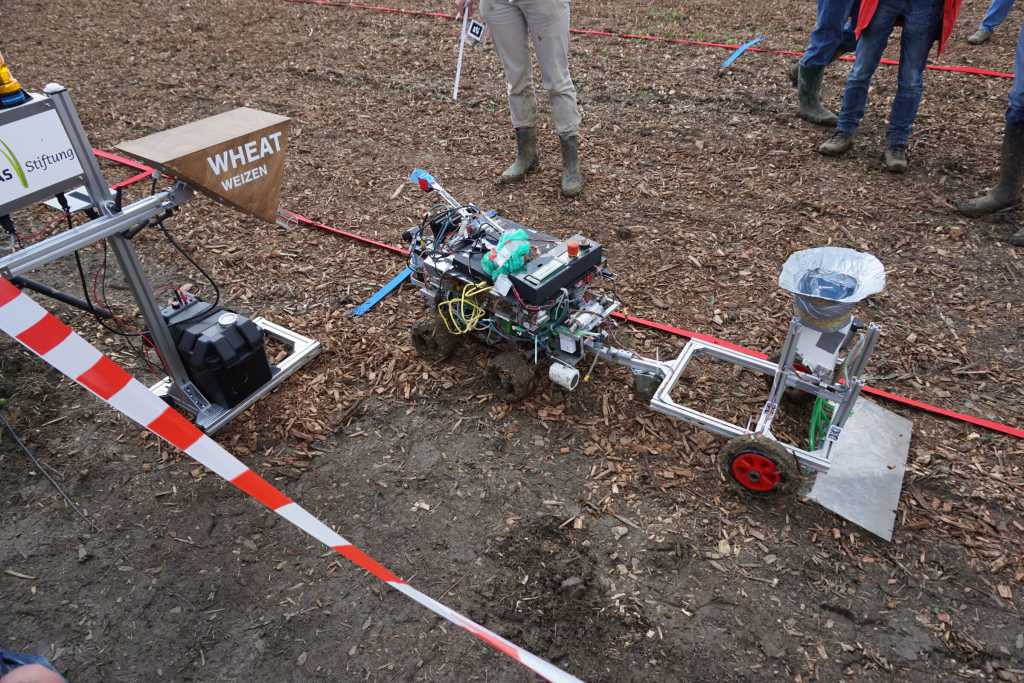Beteigeuze mit Seeding-Anhänger auf dem weg zur Auffüllstation