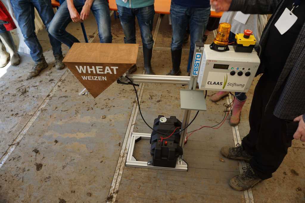 Die Auffüllstation für Task 4 umringt von den Teilnehmern des FRE