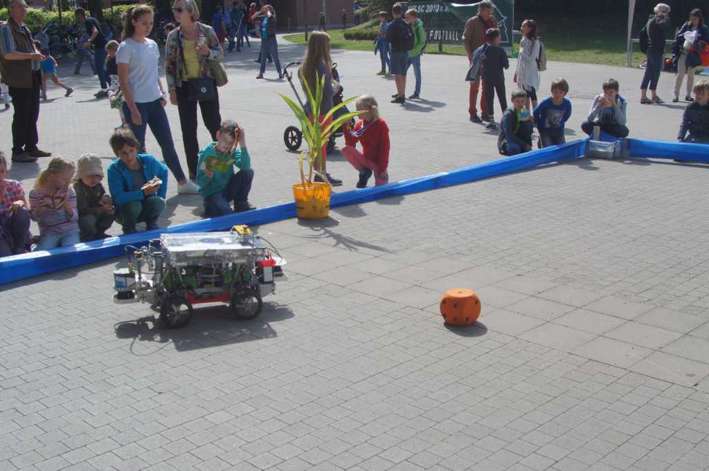 Beteigeuze am fahren auf Pflastersteinen mit einigen Kindern im Hintergrund die zuschauen