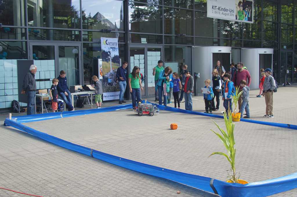 Beteigeuze am fahren auf Pflastersteinen mit einigen Kindern im Hintergrund die zuschauen