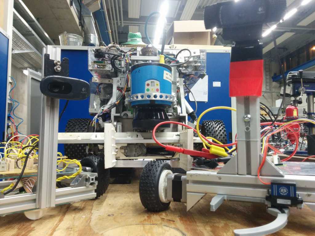 Einstiegsroboter von vorne mit Beteigeuze im Hintergrund