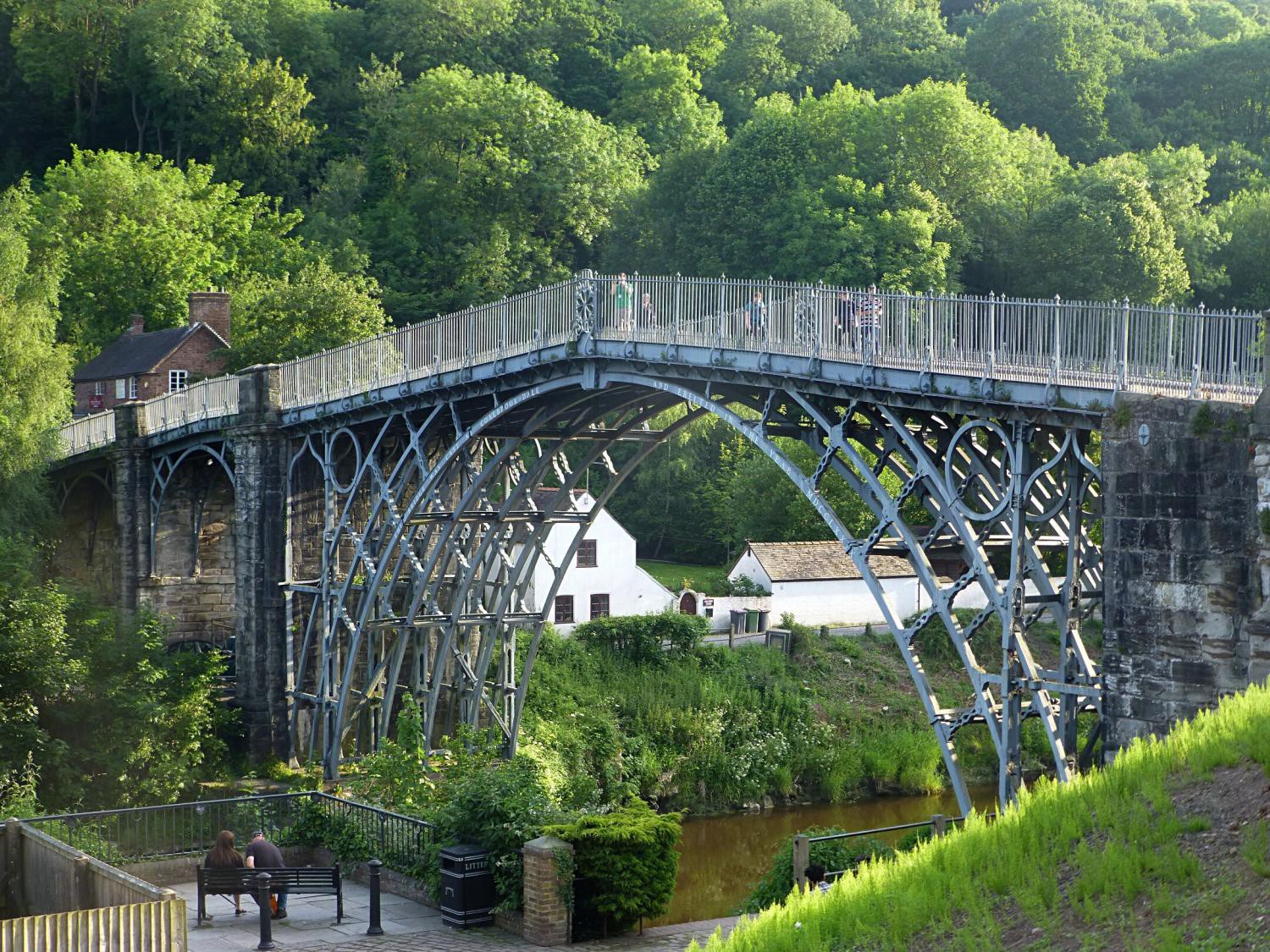 eine Stahlbrücke über einen Fluss
