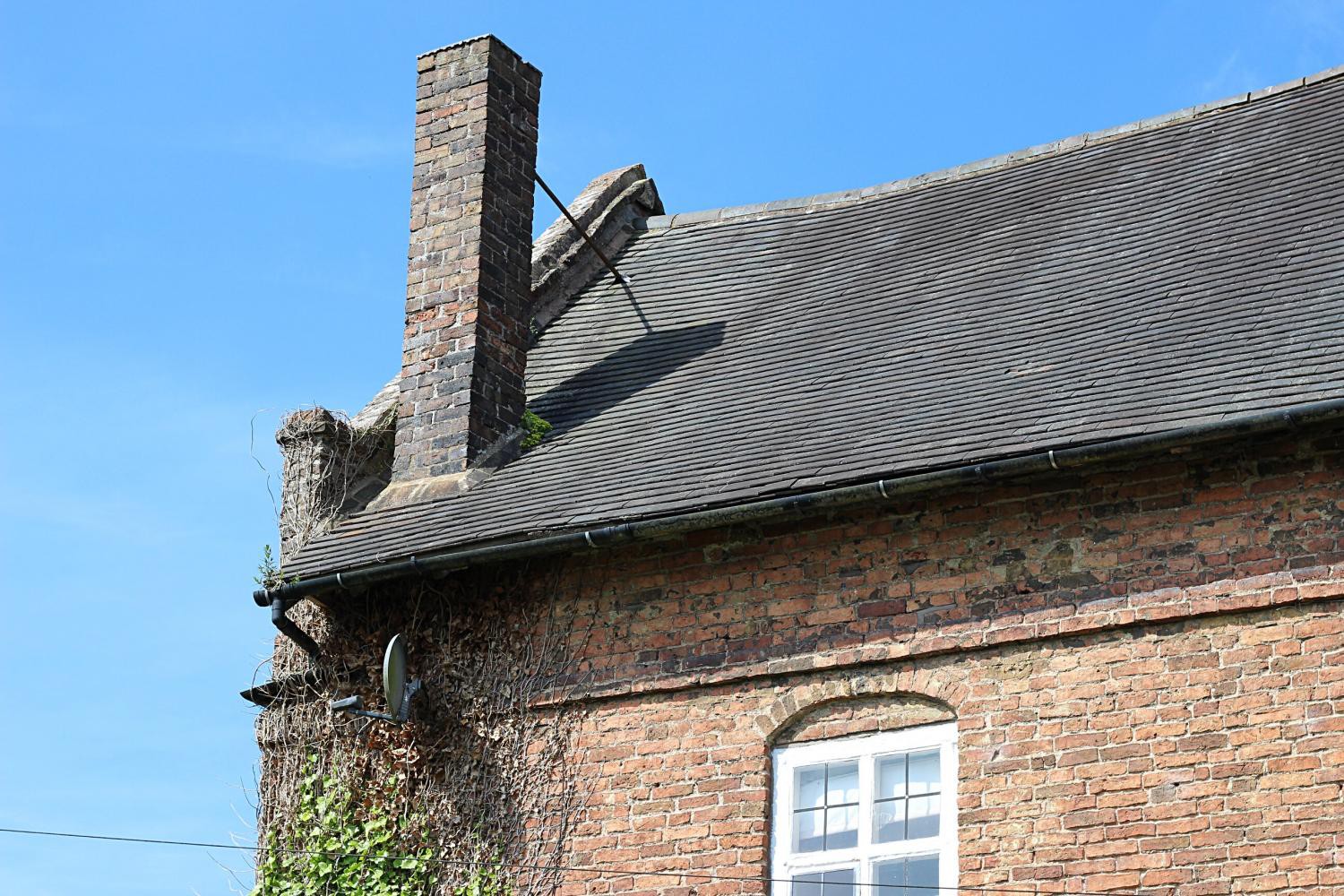 das Dach eines alten Hauses mit Hornstein