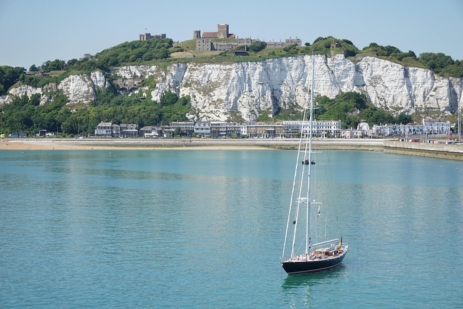 Foto auf die Küste mit einer großen Kalksteinklippe