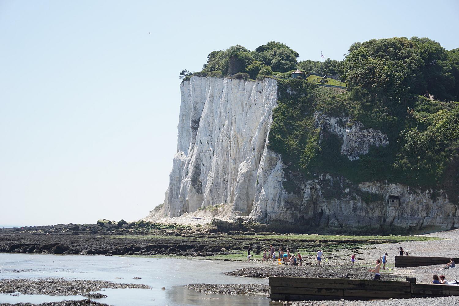 die Kalksteinklippe von der Seite