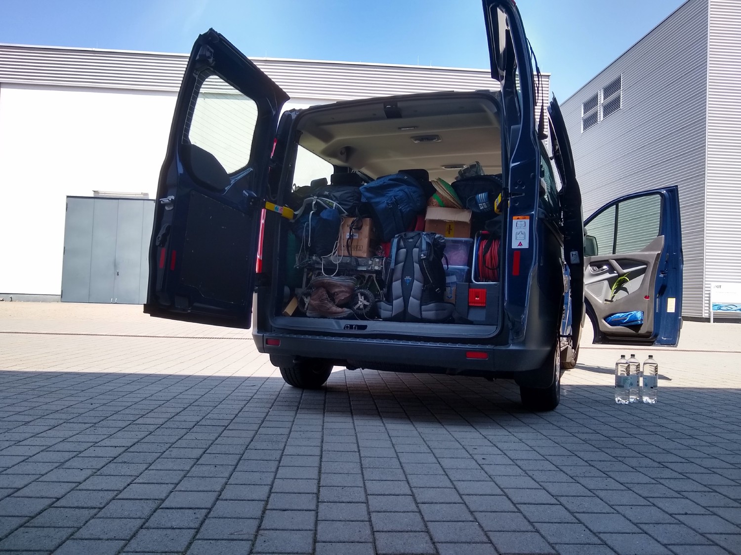 Ein vollbeladener 9-Sitzer Sprinter bereit zur Abfahrt