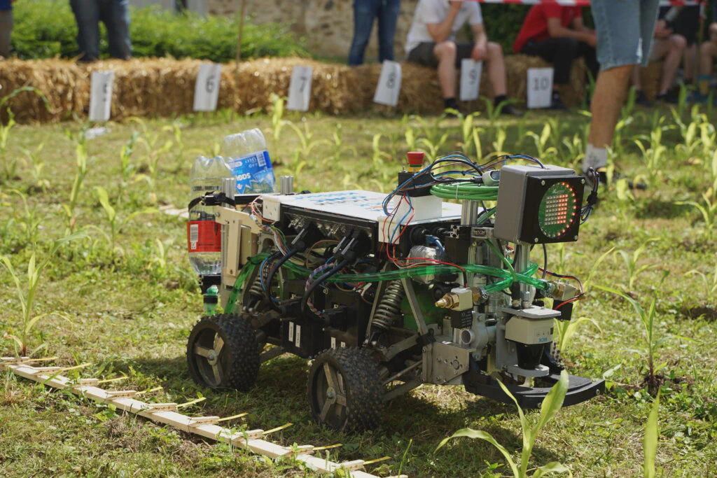 Beteigeuze equipped with a sprayer system in the competition maize field