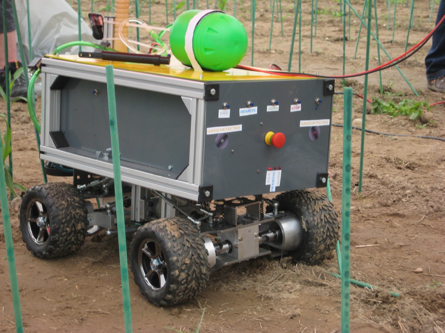Kamaro 2010 auf dem FRE 2010. Ein kleiner Tank wurde oben auf den Roboter gebaut