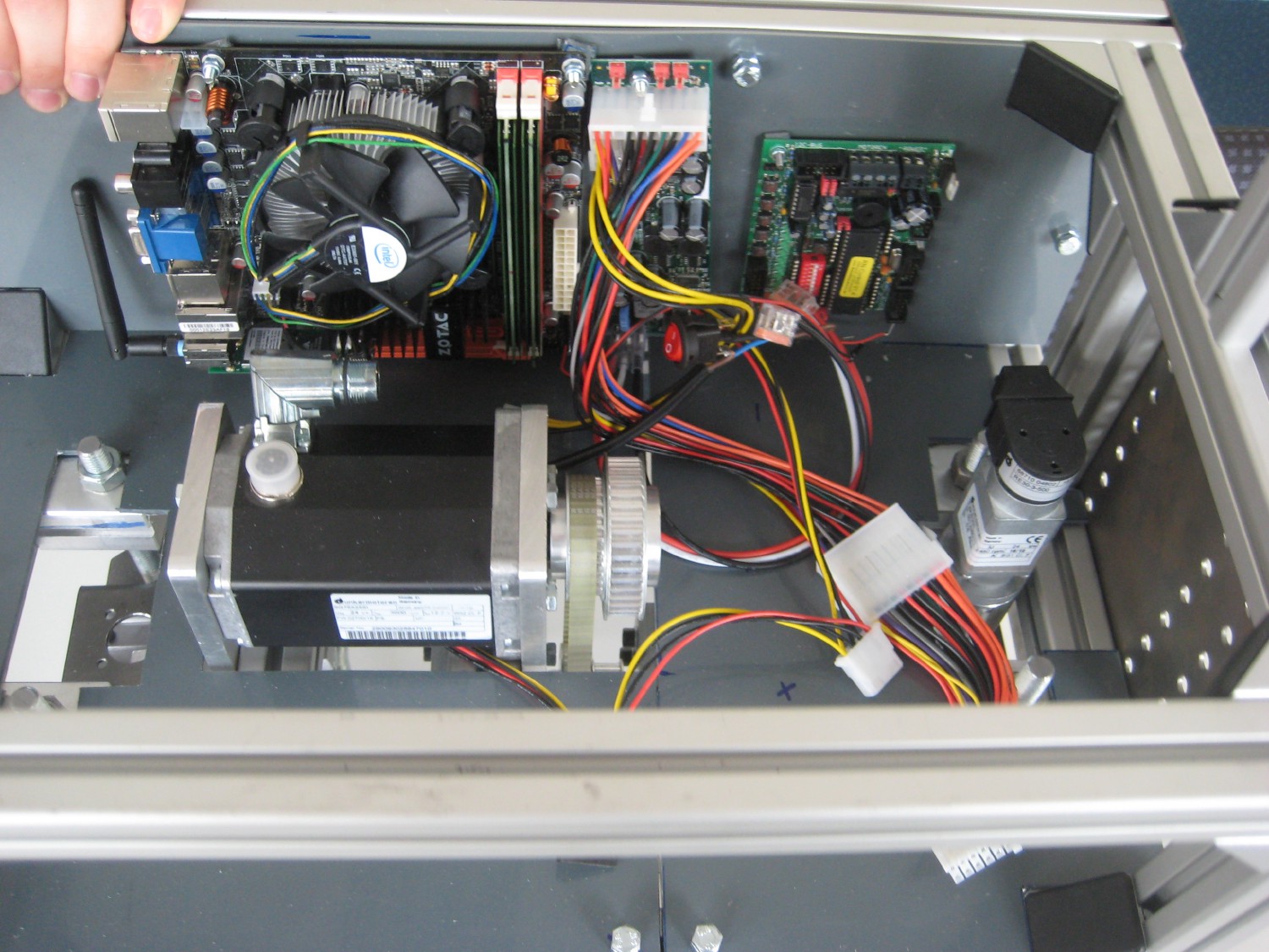 einglick in das Gehäuse was auf Bosch Profilen zusammengebaut ist. Zu sehen sind ein Hauptmotor, Lenkmotoren und verschiedene Platinen.